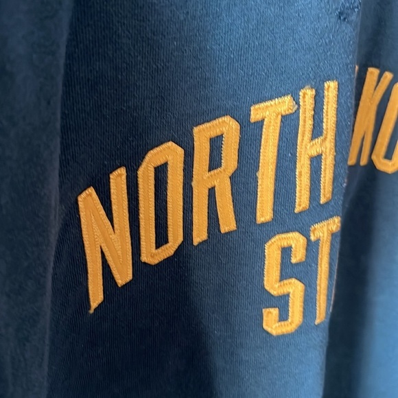 North Dakota State University Champion Sweatshirt Medium - Picture 4 of 5